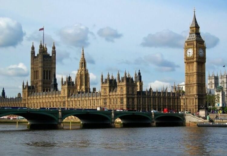 В Британии оцепили здание парламента из-за подозрительного конверта