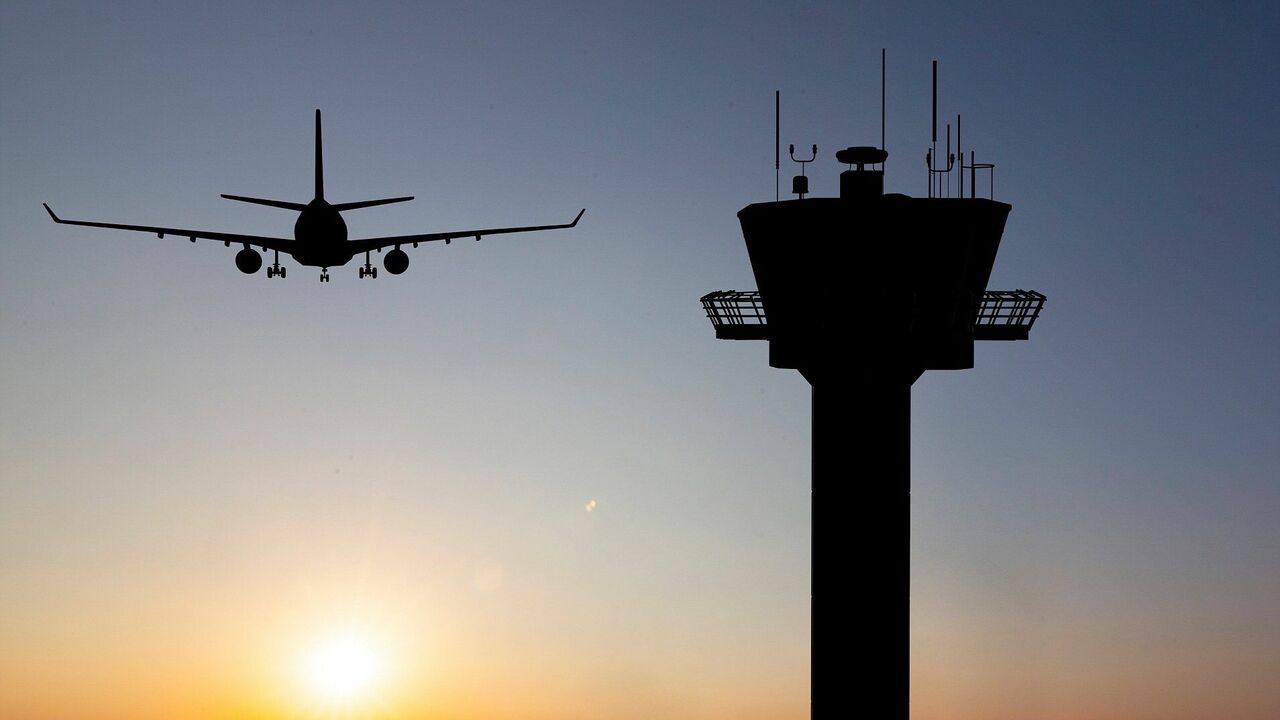 Авиация пошла на снижение: меньше пассажиров, самолетов и пилотов