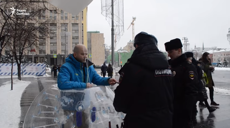 В Москве за акцию «Надувательство» у здания ФСБ задержан акционист Пашин