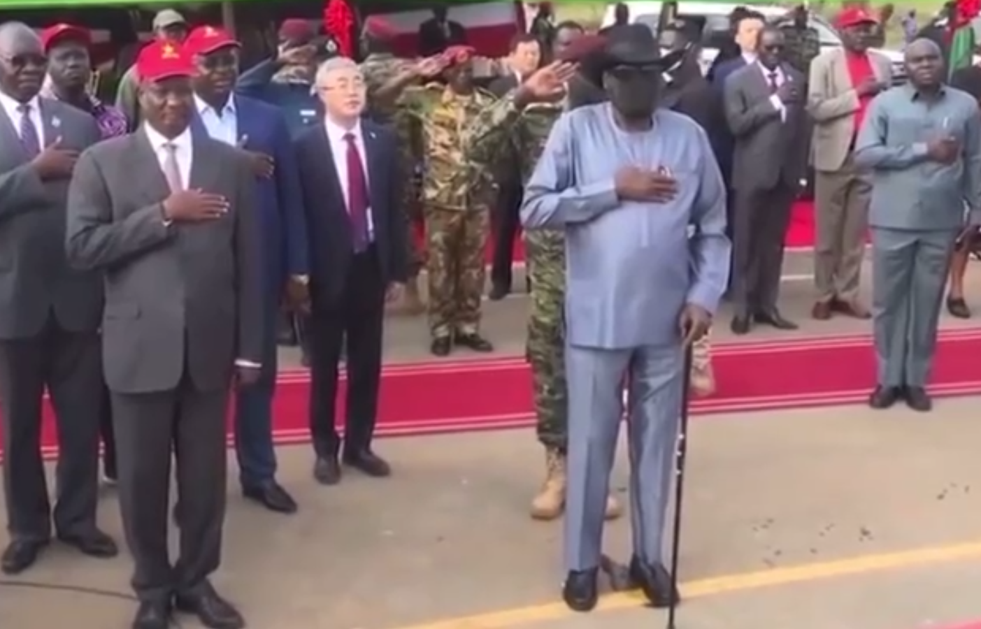 Обмочился от величия: Сеть обсуждает конфуз президента Южного Судана (ВИДЕО)