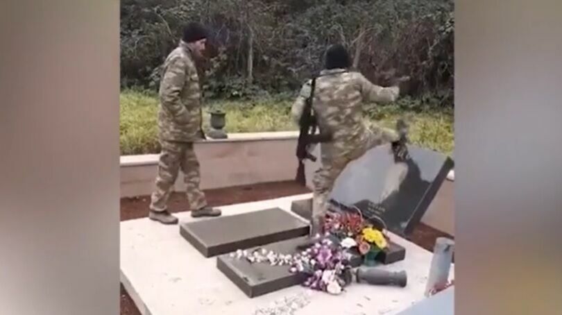 Азербайджанских военных обвинили в разорении армянских кладбищ