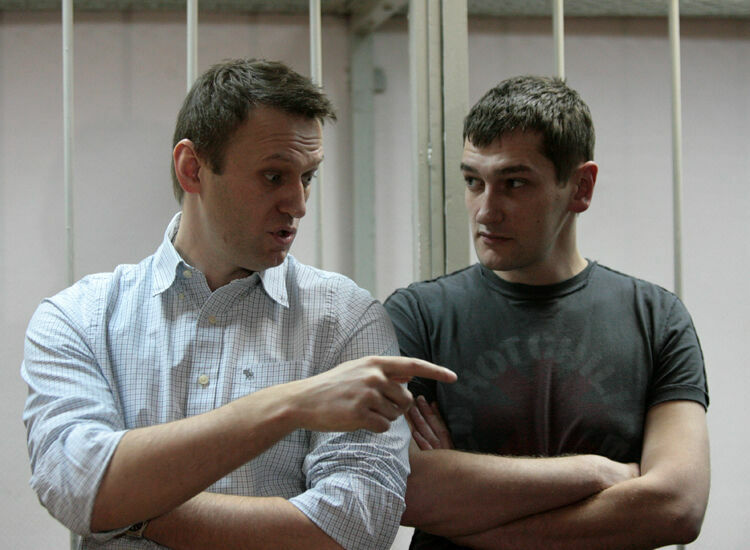 Суд огласил приговор братьям Навальным