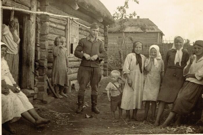 Украинский коллаборационизм выражался в различных формах сотрудничества местного населения с нацистами. СССР, Западная Украина, 1941 год