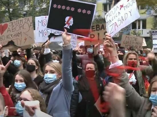 Власти Польши отложили введение запрета на аборты из-за массовых протестов