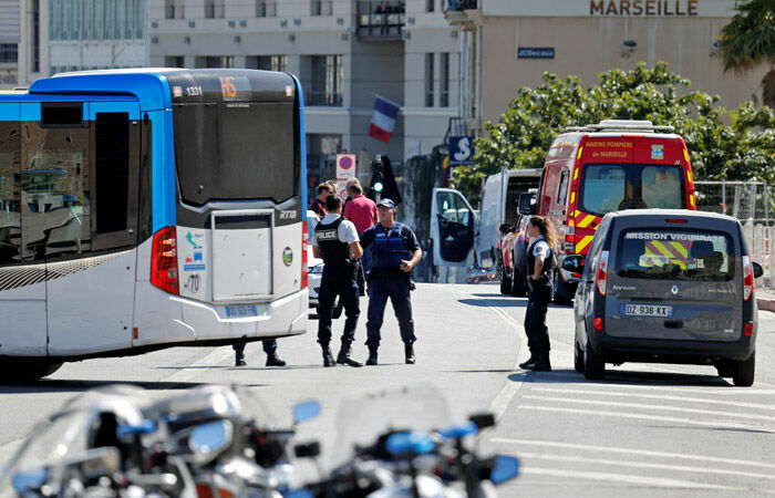В Марселе автомобиль наехал на остановку: есть жертвы