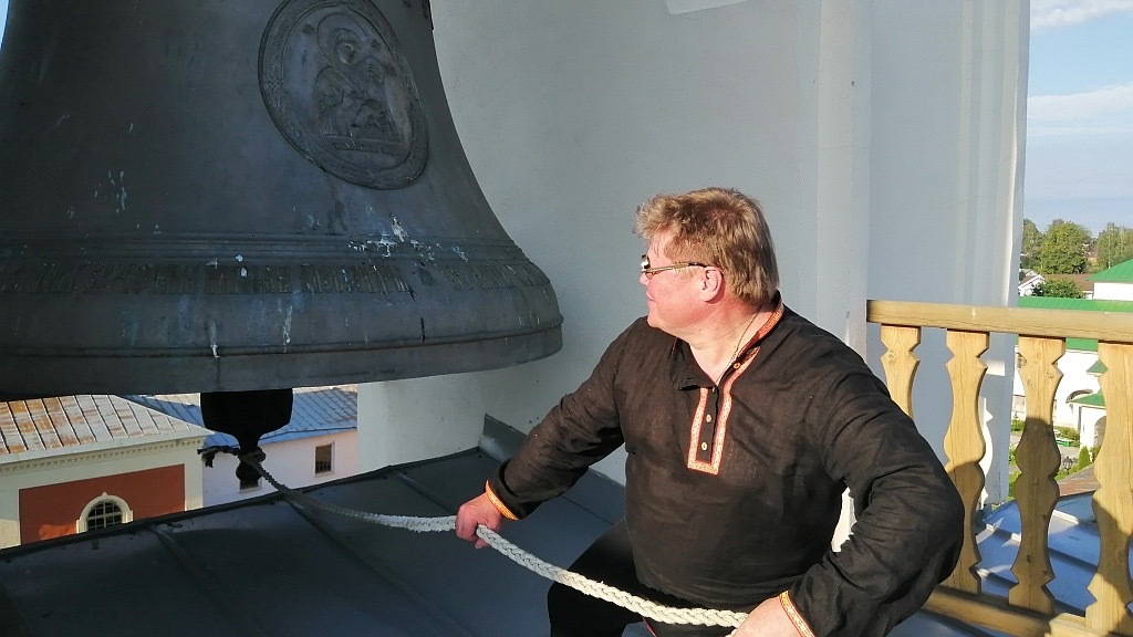 Самый мощный колокол монастыря, вес языка  -  350 кг