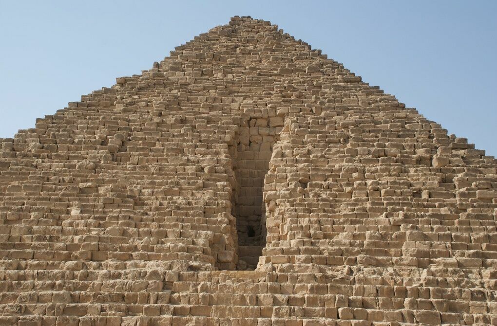 Фараон Микерин правил позже Хеопса, но его пирамида по углу наклона стен в соответствии с расчетами по «годам прецессии» была начата раньше пирамиды Хеопса на 36 лет.