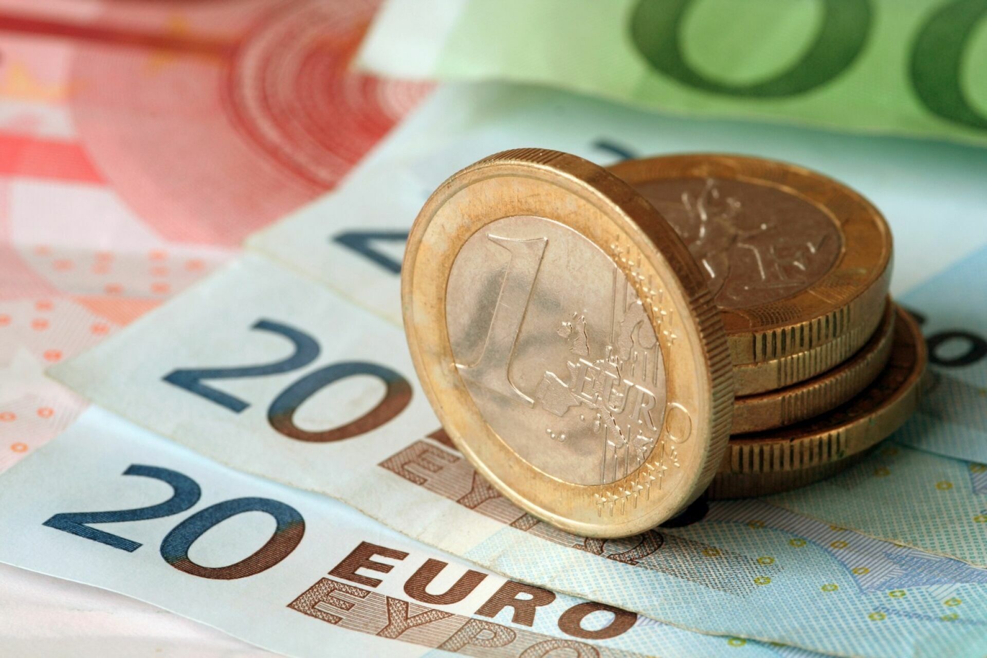 Евро стоит более 65 рублей впервые с 7 июля 2022 года
