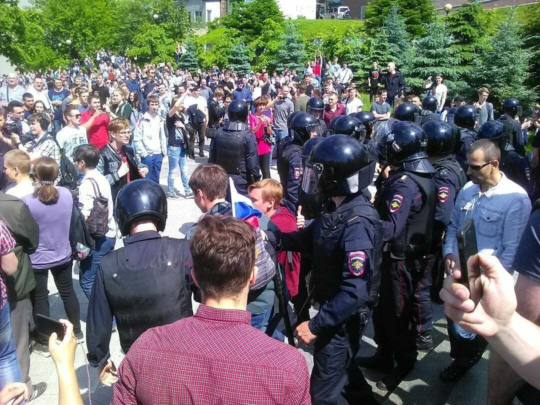 Около 20 участников несогласованного митинга задержали во Владивостоке