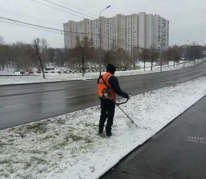 ФотКа дня: вот и до Москвы докатилась мода косить траву под снегом