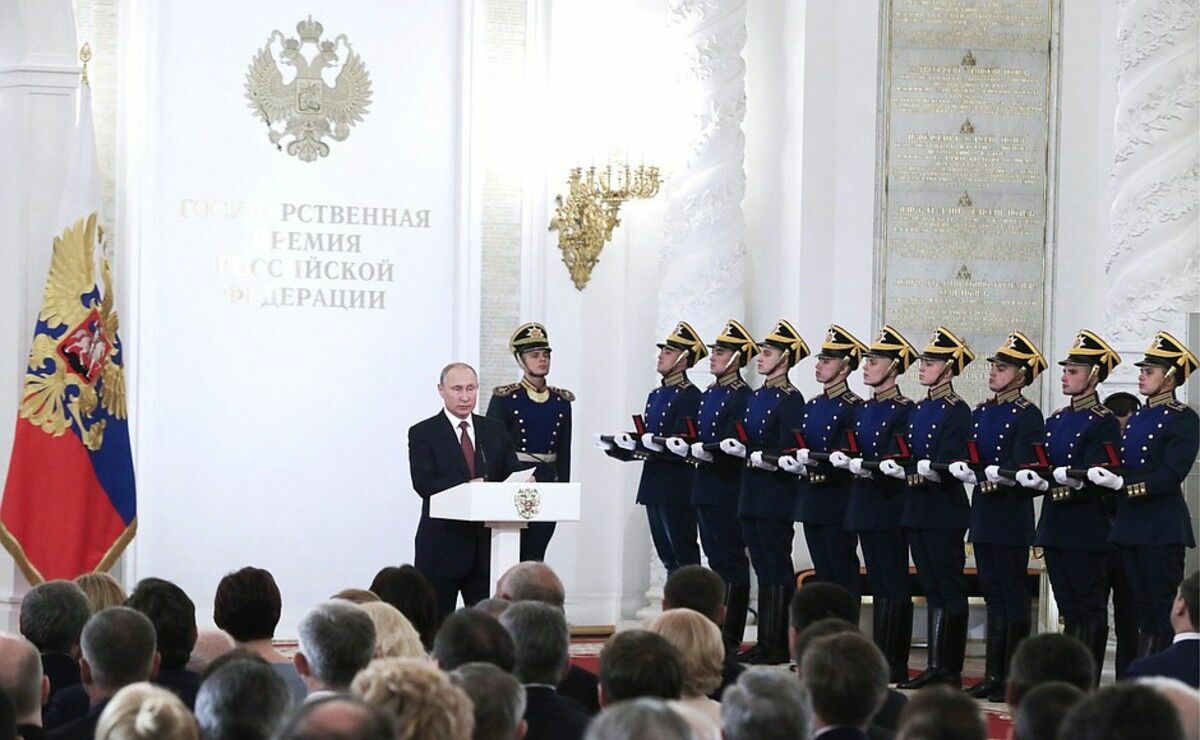 Путин вручил государственные премии Терентьеву и Амбиндеру