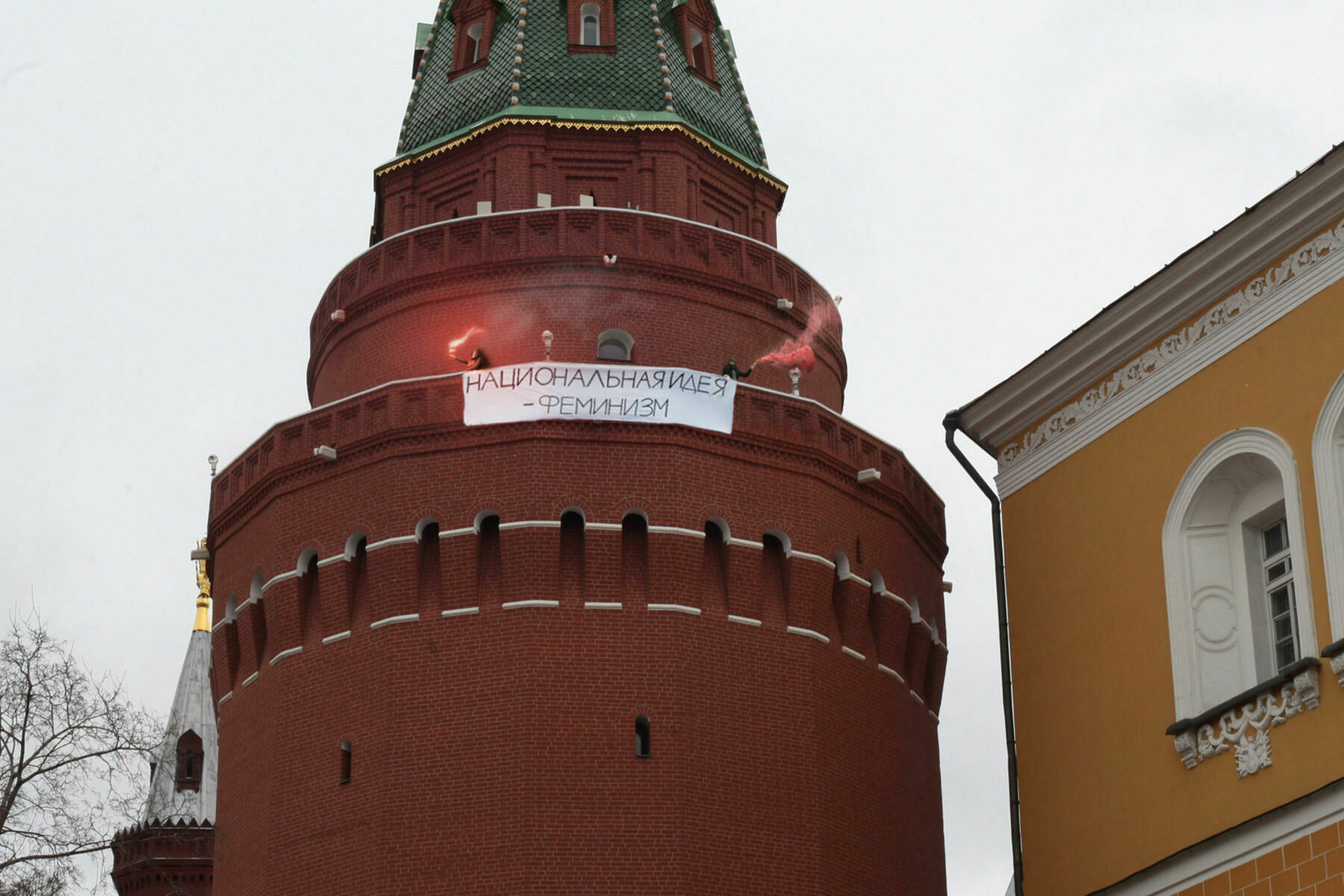Феминистки рассказали о монтаже фотографии с баннером на башне Кремля