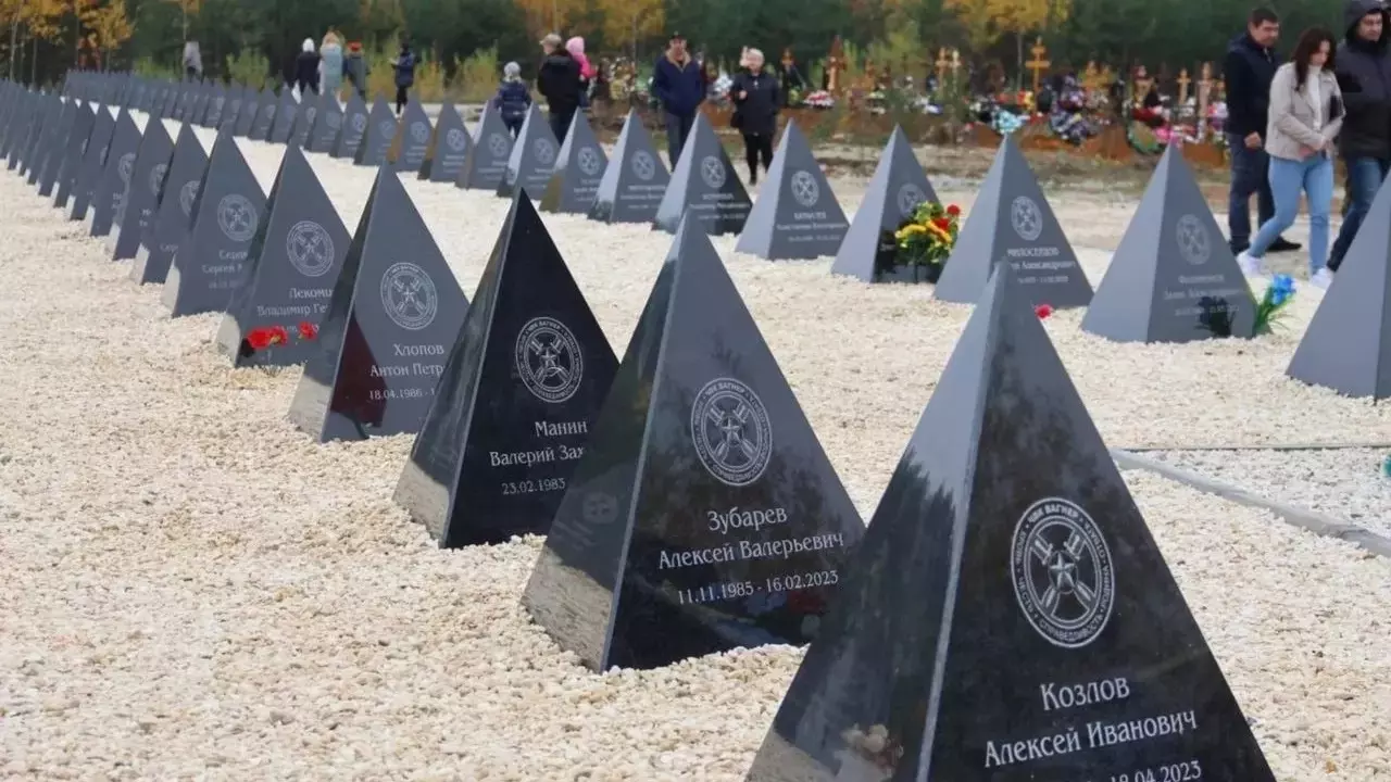 На кладбище ЧВК «Вагнер» в Краснодарском крае вместо надгробий установили «зубы дракона».