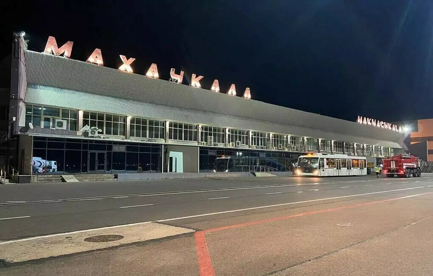 Дагестан уйташ. Международный аэропорт Уйташ. Международный терминал Махачкала аэропорт. Дагестан аэропорт Махачкала. Аэропорт Махачкала 2022.
