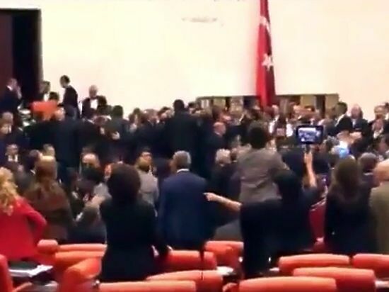 Турецкие депутаты подрались в парламенте (видео)
