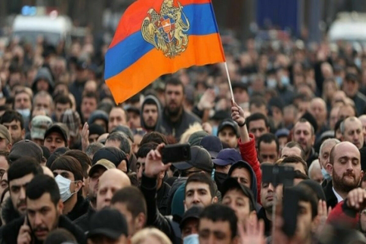 В Ереване противники премьера Никола Пашиняна вновь проводят шествие