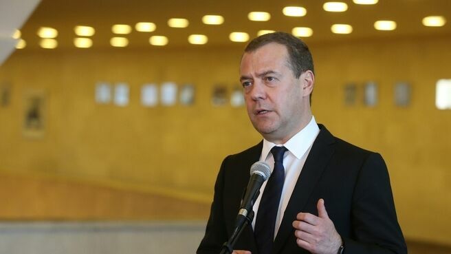 Медведев предложил значительно повысить детские пособия