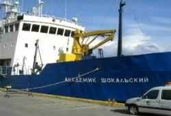 Российское судно застряло во льдах в Антарктике