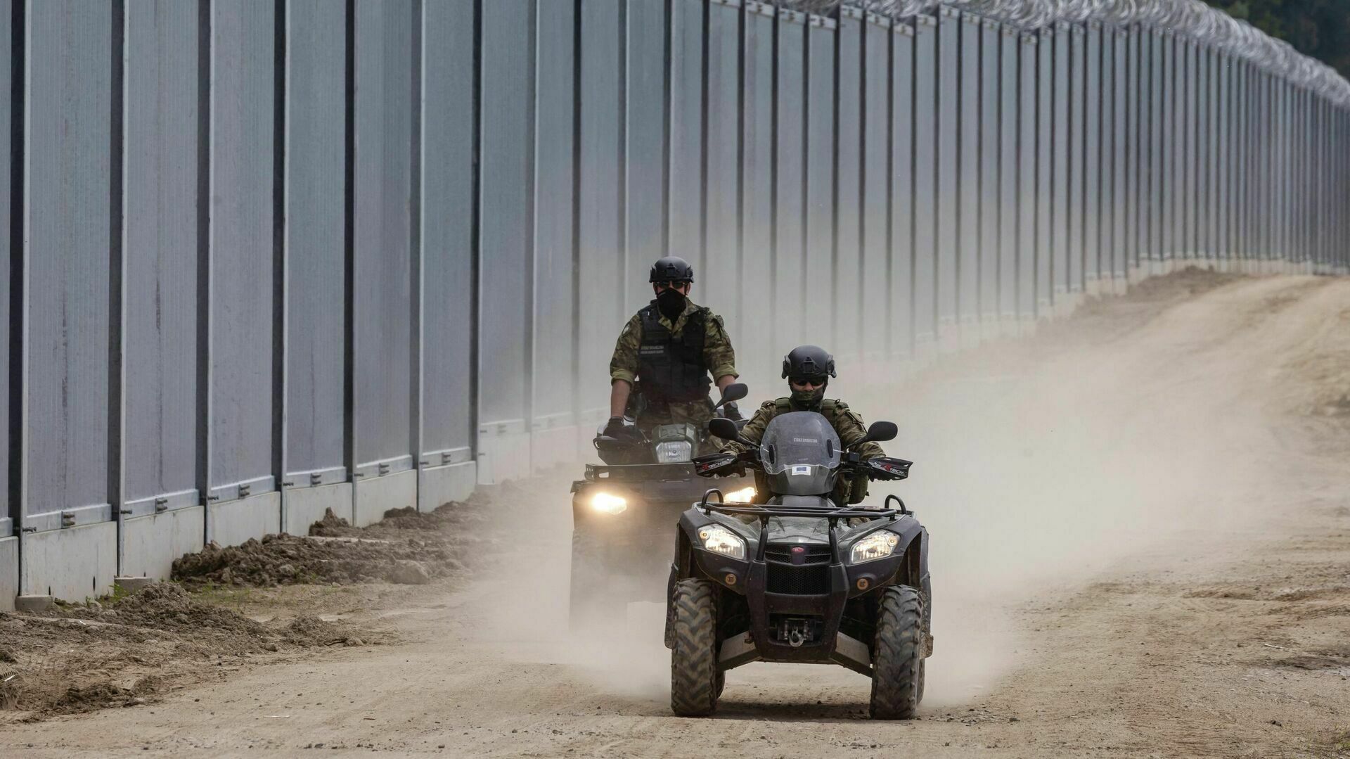 Польша завершила строительство стального забора на границе с Белоруссией