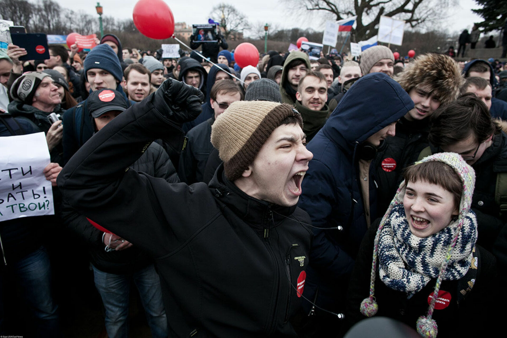 C митинг. Дети на митинге. Подростки на митинге Навального. Школьники на митинге Навального. Кричит на митинге.