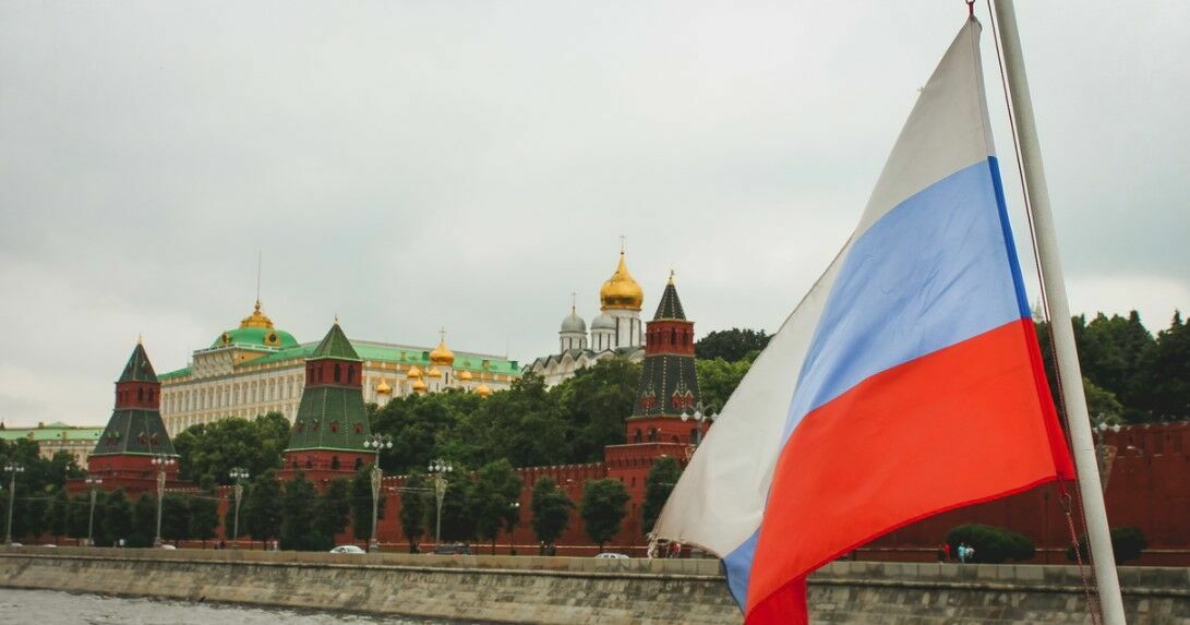 Мединский предложил воспевать в школах флаг России по аналогии с США