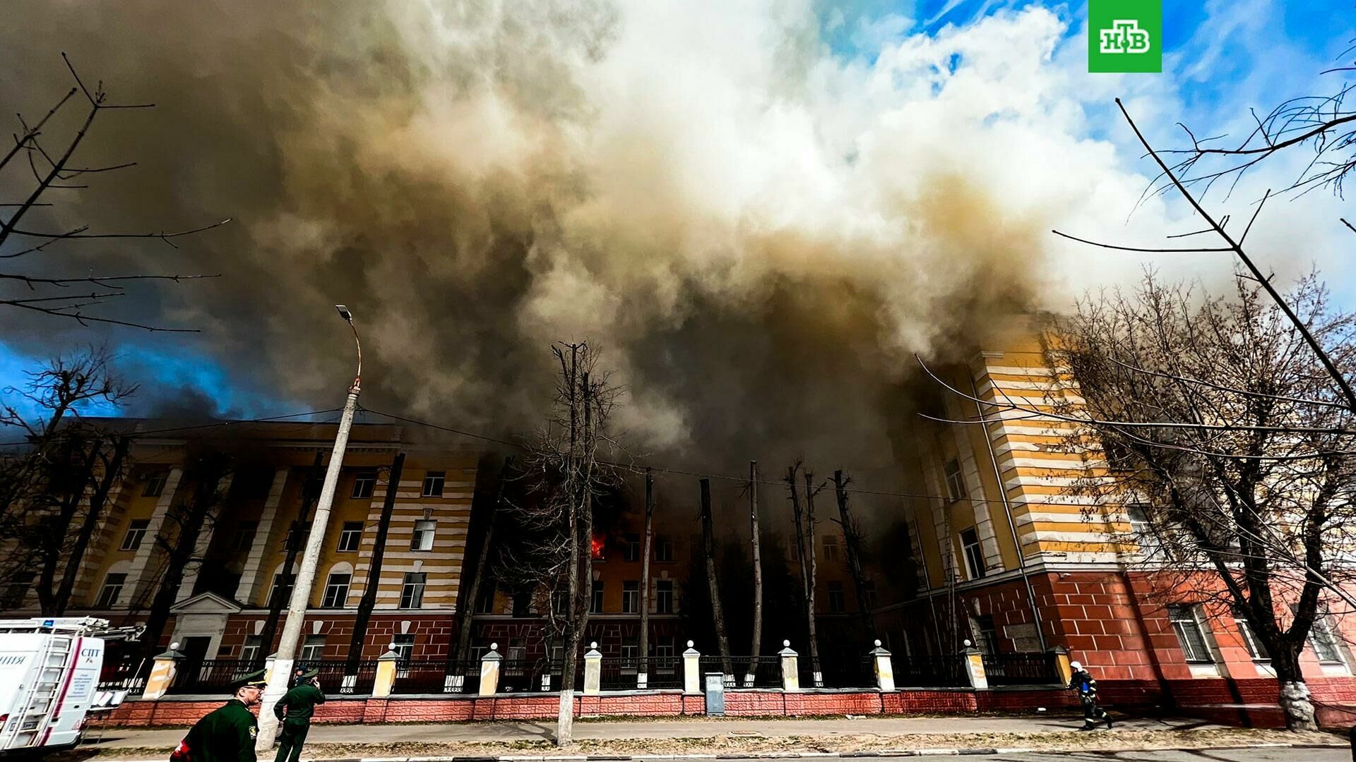 «Люди прыгают из окон»: пожар в оборонном НИИ в Твери распространился на 1500 метров