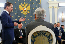 Медведев согласился вступить в «Единую Россию» и возглавить партию