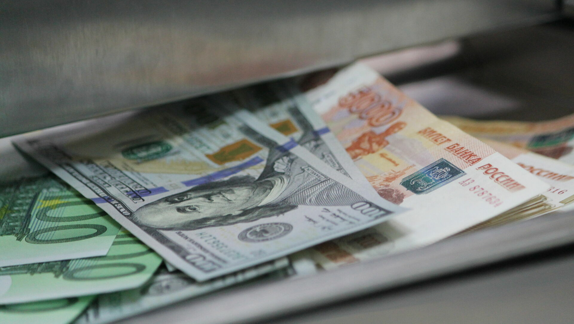 Курс доллара на Мосбирже опустился до 67 рублей