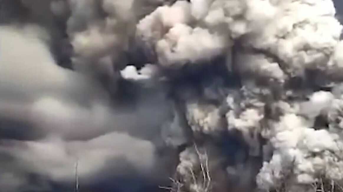 Видео дня: извержение самого опасного вулкана на Камчатке вызвало грозу