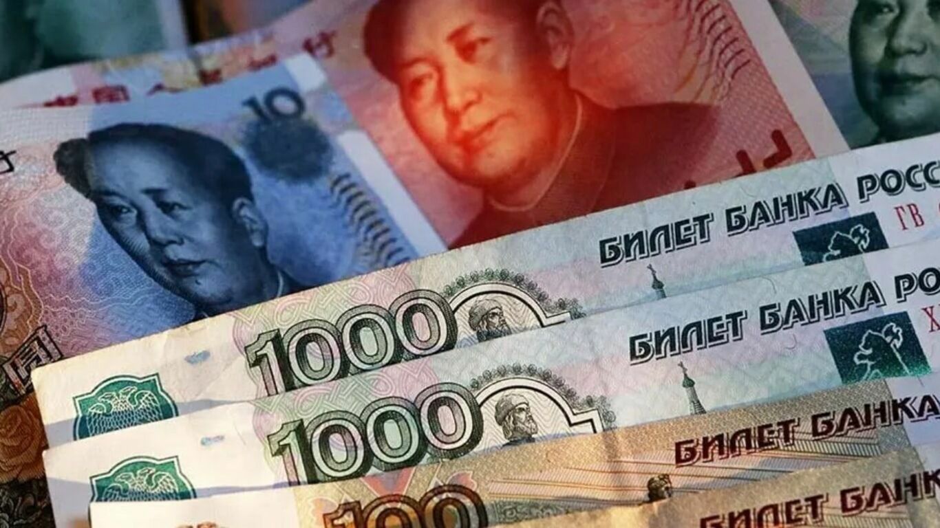 Юань в России стал самой популярной валютой. Но хоронить доллар не стоит