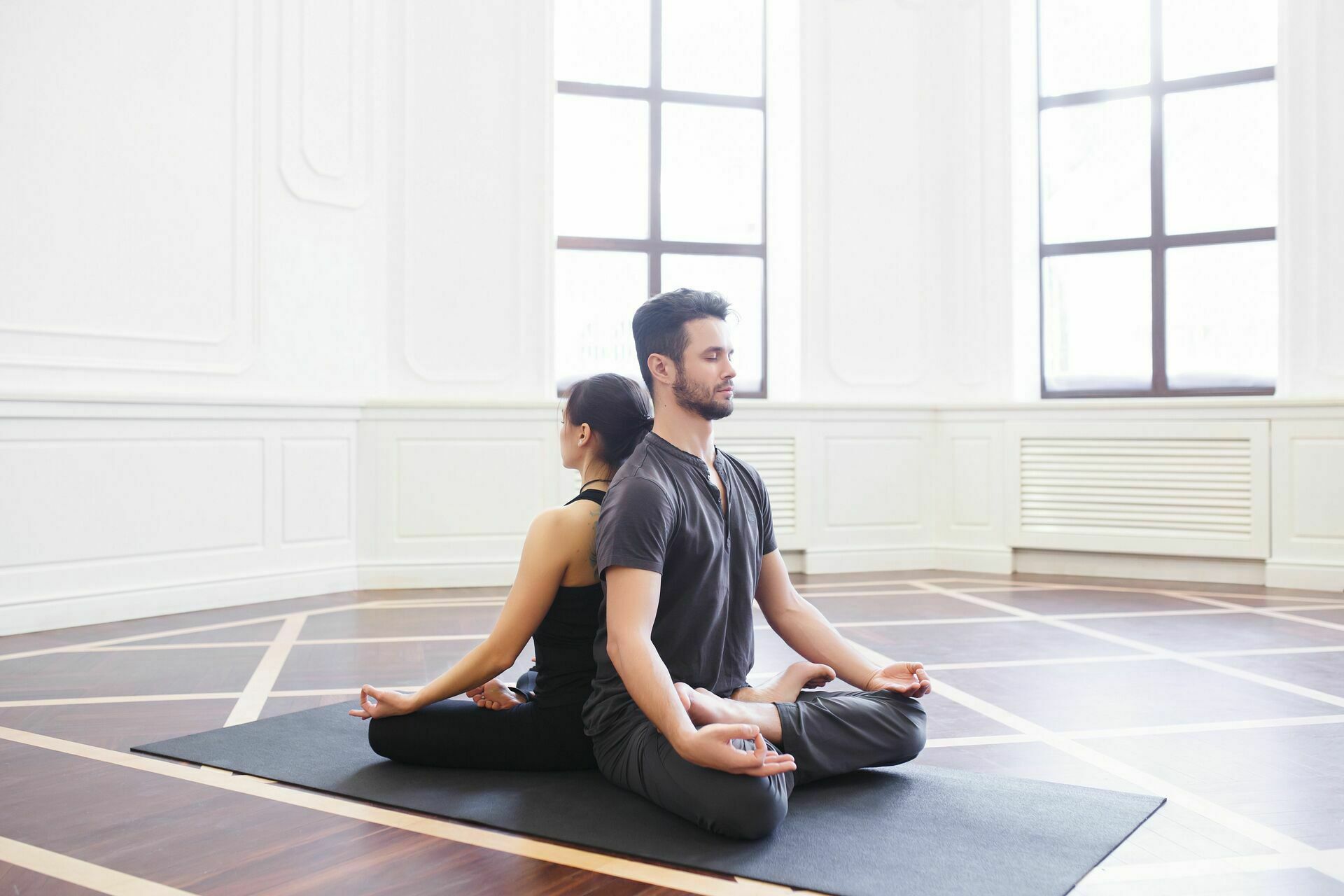 Чем можно заняться вместе. Медитация в паре. Любовная йога. Йога мужчина и женщина. Медитация двое.