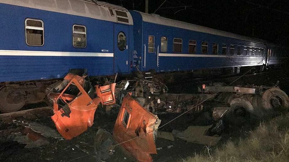 На Кубани поезд протаранил выехавший на переезд "КамАЗ"