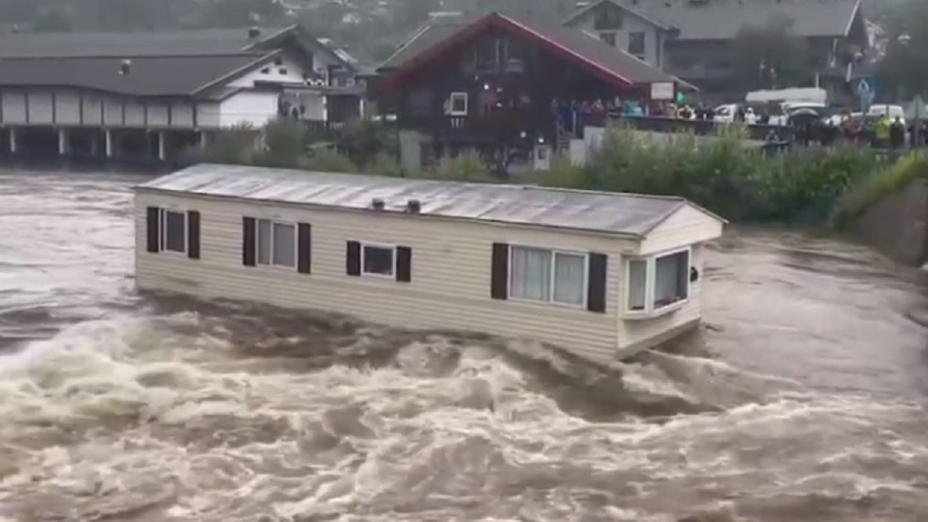 В Норвегии из-за шторма унесло в реку два жилых дома
