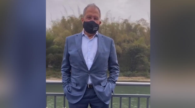 Глава МИД РФ Сергей Лавров надел в Китае маску с надписью FCKNG QRNTN