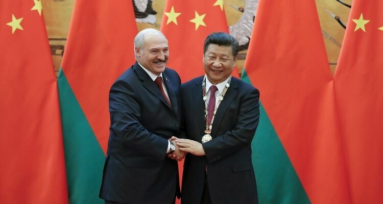 Лукашенко наградил главу КНР липовым орденом