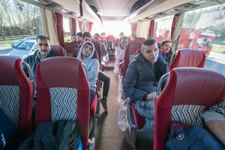 Автобус с беженцами, направленный Драйером к Меркель, едет обратно