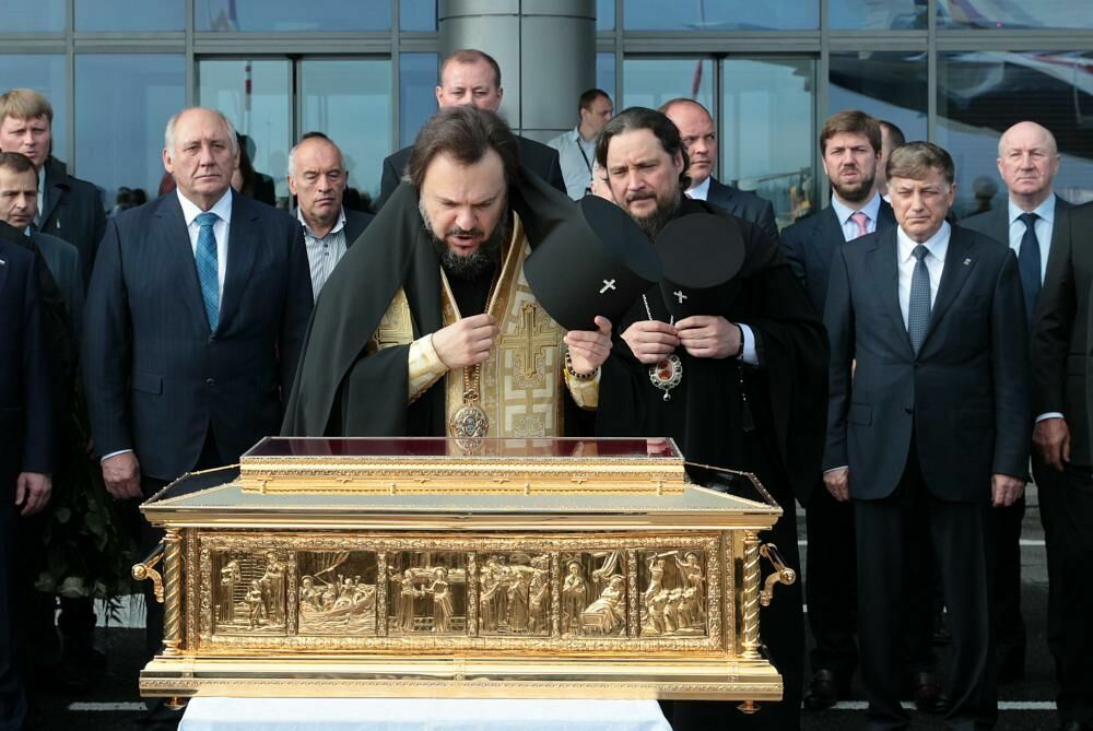 Питерские парламентарии сообща молили Бога оставить их при должностях