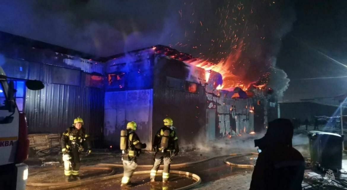 В Новой Москве загорелся склад с газовыми баллонами