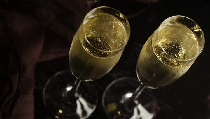 Медведев подписал указ об урегулировании цен на вино и шампанское