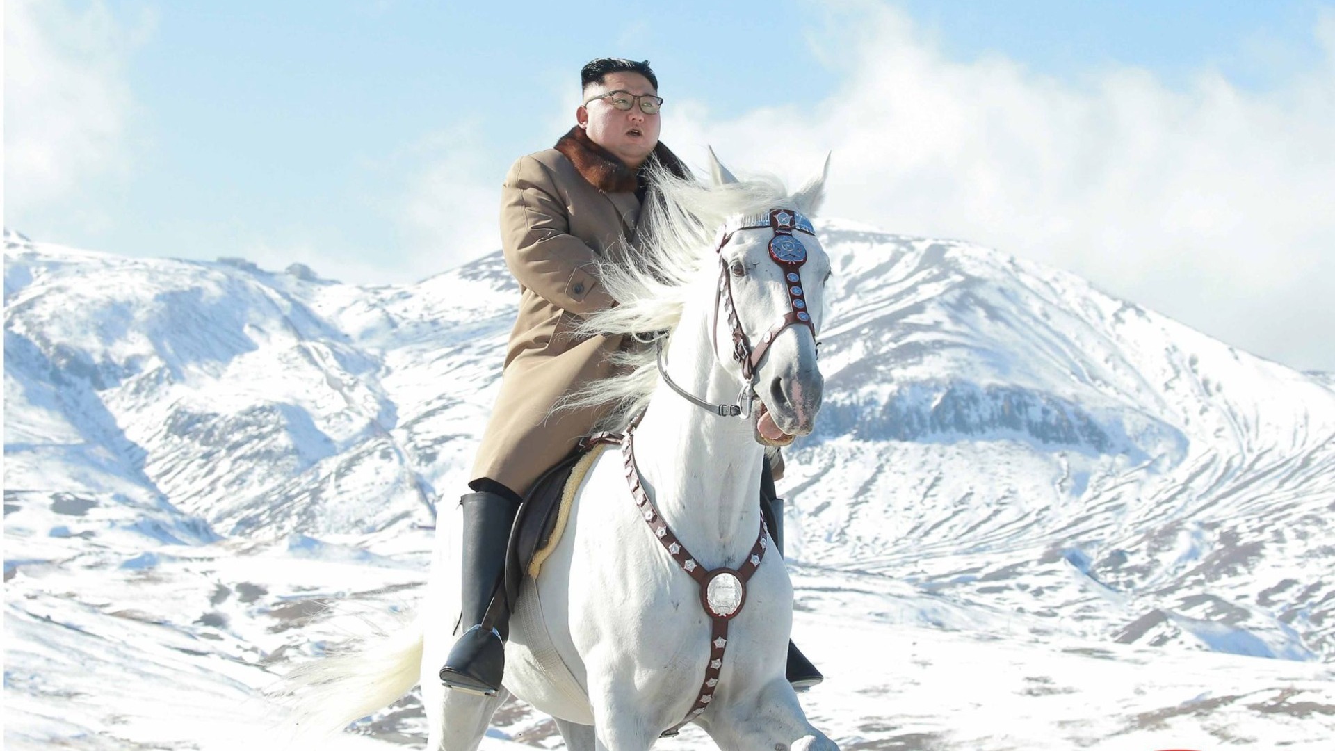 глава КНДР Ким Чен Ын на породистом коне поднялся на священную гору Пэктусан