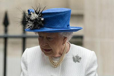 Королева Елизавета II собирается отречься от престола