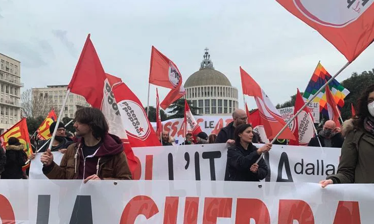 В Риме более 10 тысяч человек устроили акцию против поставок оружия Украине