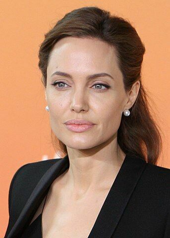 Анджелина Джоли вновь выступила в качестве сценариста и режиссера