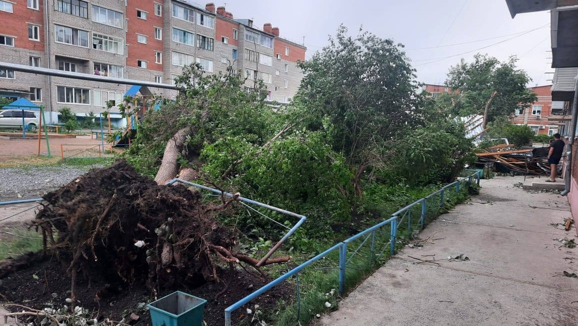 В Красноярском крае сорванная ураганом крыша убила прохожего