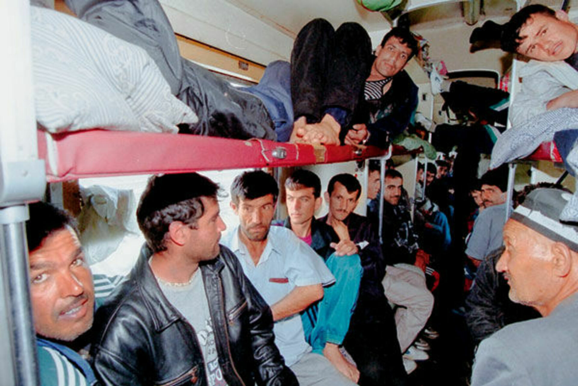 Отказываются ехать с таджиками. Таджики в поезде. Узбек в поезде. Мигранты гастарбайтеры. Таджикские трудовые мигранты в поезде.