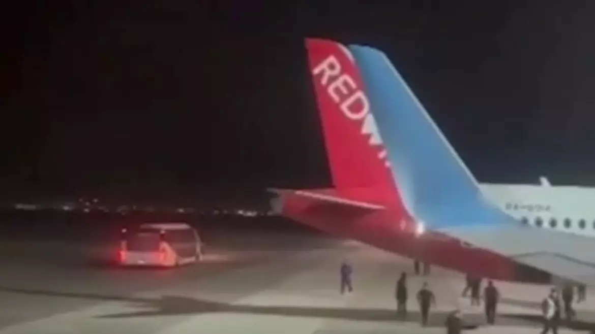 Пассажиры находятся внутри самолета