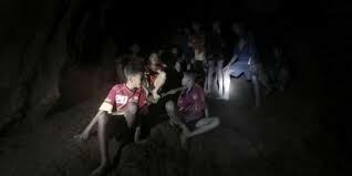Из затопленной пещеры в Таиланде вывели четыре подростков (Видео)