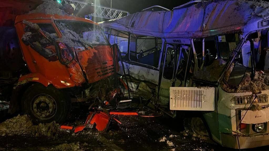 Человек погиб при ДТП с грузовиком и автобусом в Армавире