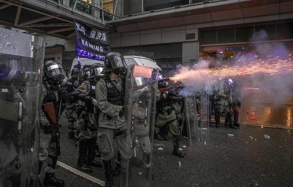 Полиция Гонконга впервые применила огнестрельное оружие против демонстрантов