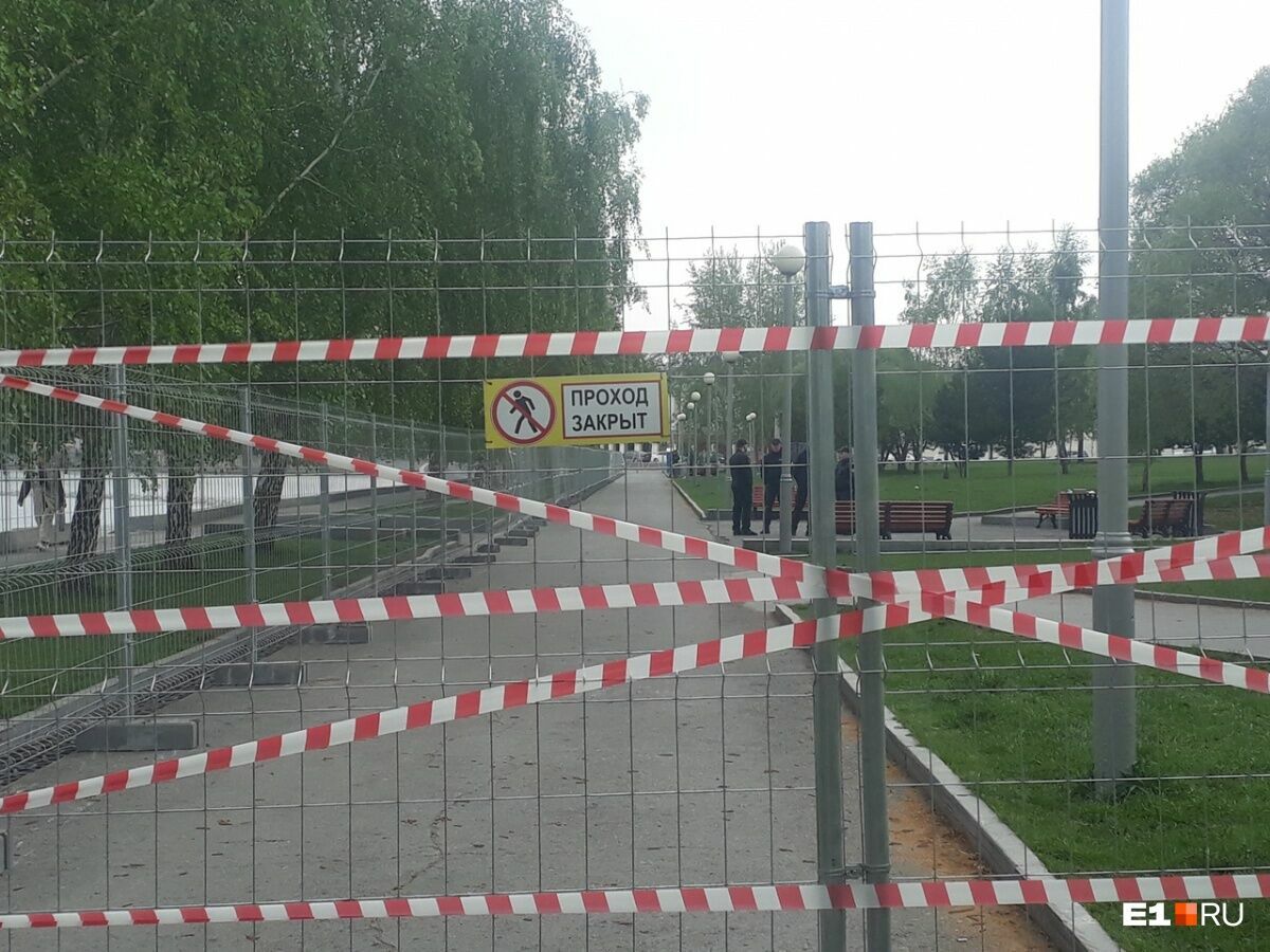 Забор на месте строительства храма в Екатеринбурге убирать пока не будут